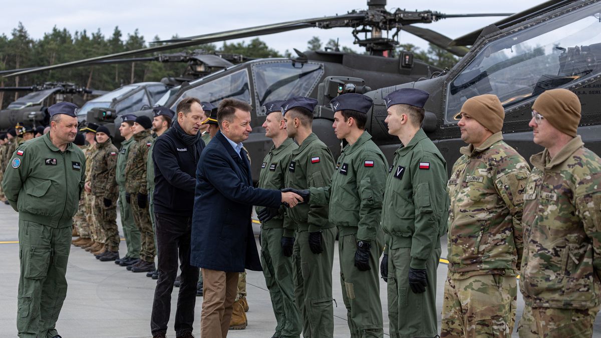 Powidz, 07.11.2022. Ambasador USA w Polsce Mark Brzezinski (C-L) oraz wicepremier, minister obrony narodowej Mariusz Błaszczak (C-P) podczas spotkania z pilotami na płycie lotniska bazy wojskowej w Powidzu, 7 bm. (pj/amb) PAP/Paweł Jaskółka