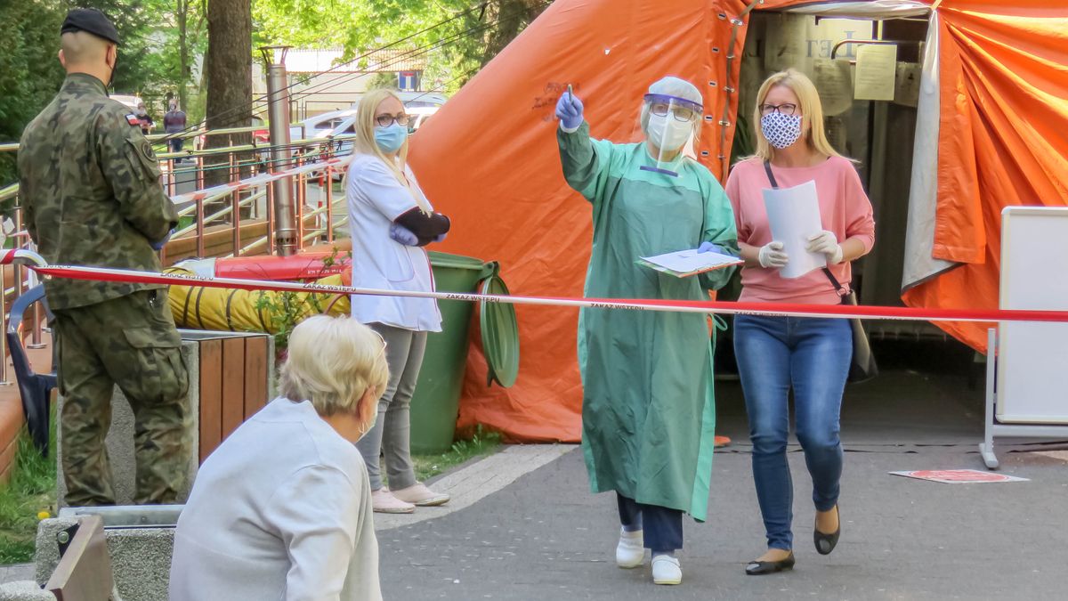 W marcu lekarze wystawili ponad 3,2 mln zwolnień lekarskich, miesiąc później już o prawie połowę mniej.