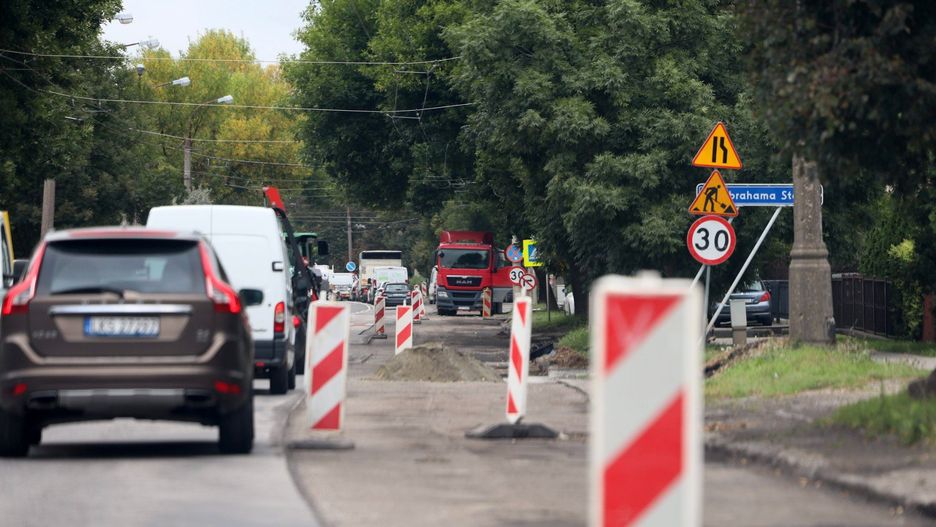 Zmiany dla kierowców na ul. Kunickiego Nocne układanie asfaltu