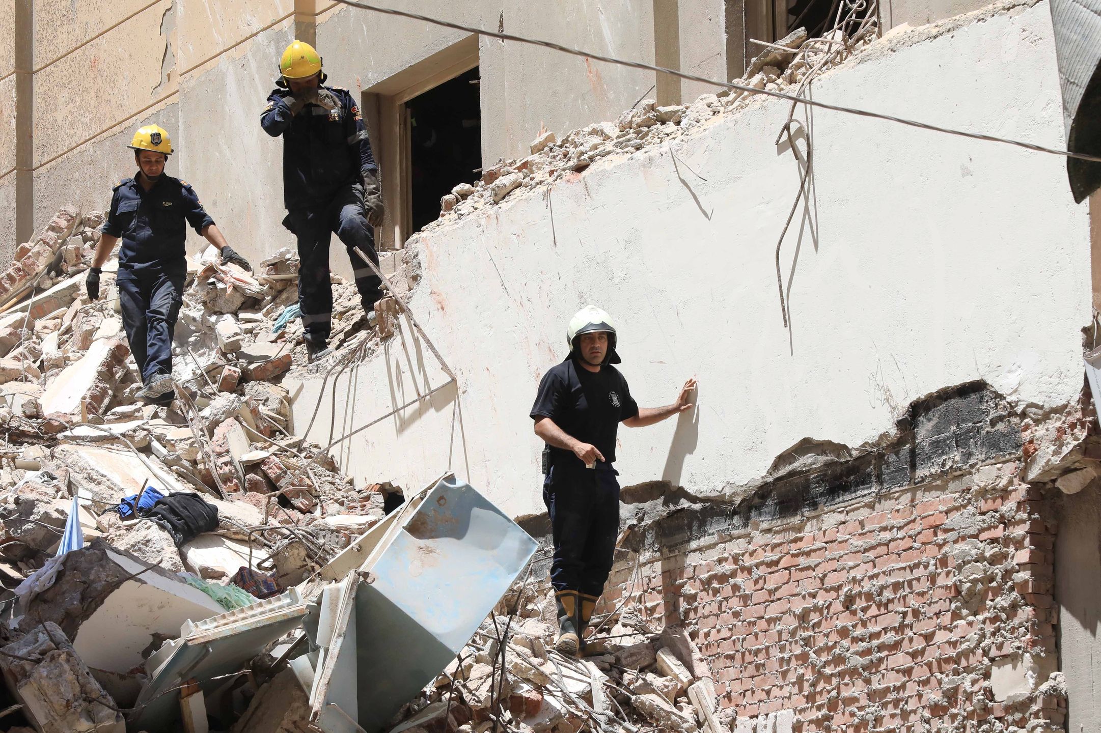 Civil defense personnel search for survivors amid the rubble of a collapsed 13-storey-building in Alexandria, Egypt, 26 June 2023. A number of the building residents are feared to be trapped beneath the rubble, however the exact number of people is yet to be known. EPA/STR Dostawca: PAP/EPA.