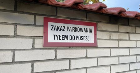 Samozwańczy "zakaz" przy blokach. Co grozi kierowcy za jego złamanie?