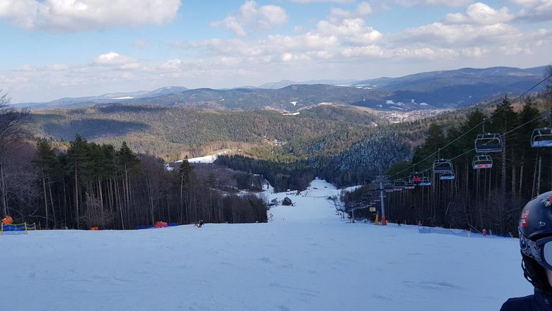 Stoki narciarskie na razie otwarte. Wypożyczalnie sprzętu też