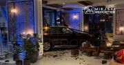 Audi wjechało do hotelowej restauracji w centrum Warszawy. Duże zniszczenia lokalu