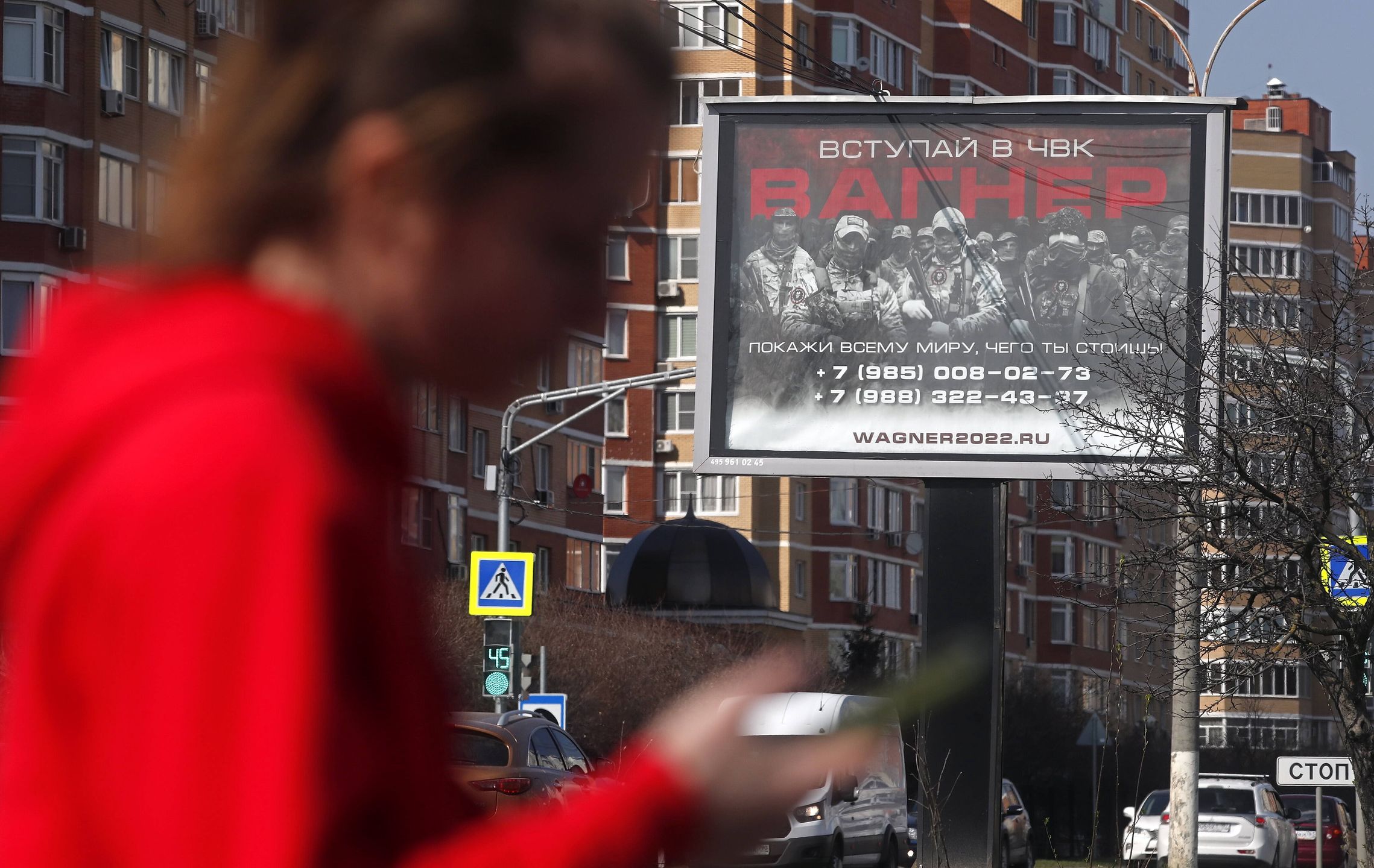 Daily life in Moscow
epa10569582 A woman walks in front of an advertising billboard reading 'Join the PMC Wagner' promoting the Wagner Group military company in a residential area in Moscow, Russia, 12 April 2023.  EPA/MAXIM SHIPENKOV 
Dostawca: PAP/EPA.
MAXIM SHIPENKOV