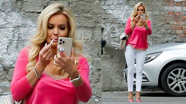 Monika Chwajoł przemierza warszawską Pragę w biało-różowej stylizacji