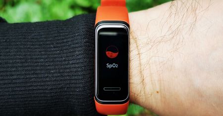 Pomiar saturacji krwi tlenem dostępny w smartbandach Huawei Band 4