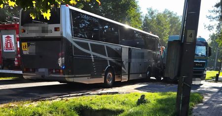 Wypadek autokaru wiozącego dzieci. Lądował śmigłowiec LPR