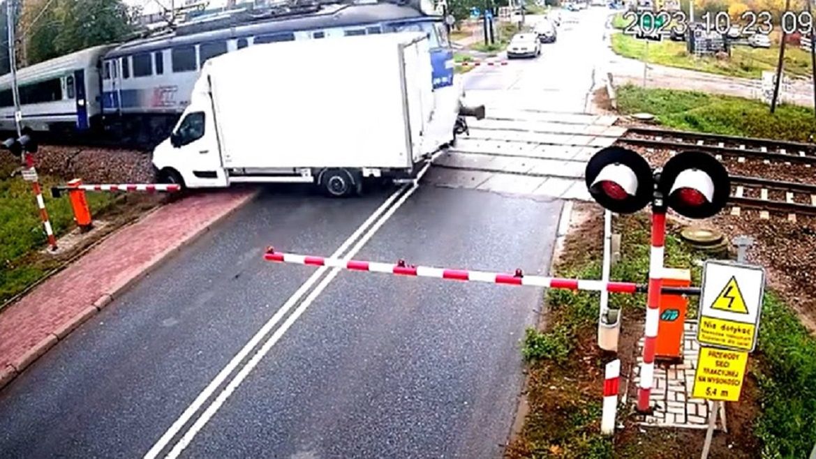 Ciężarówka wjechała pod pociąg. Przerażające nagranie. 