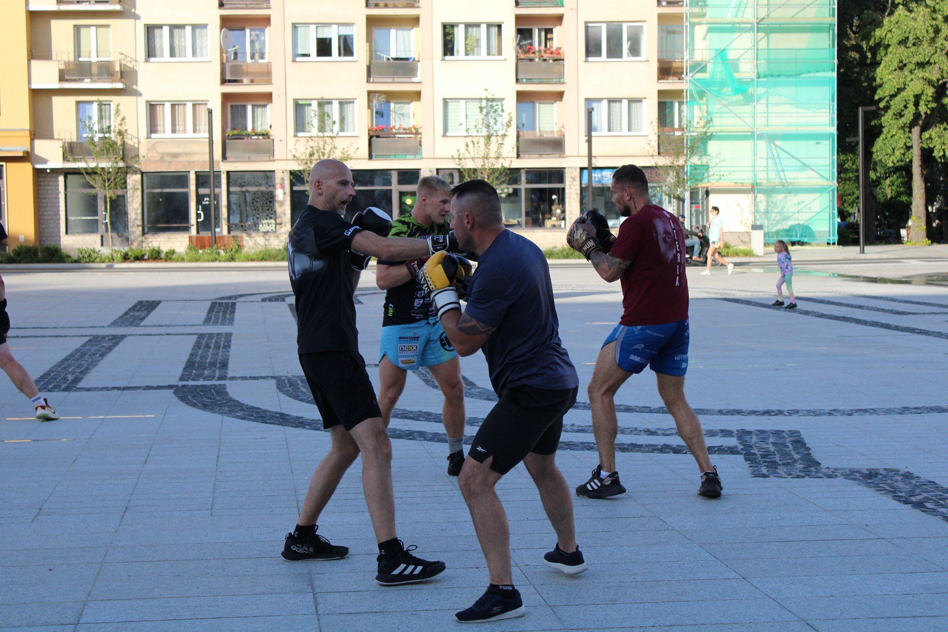 Pięściarski trening na Starym Rynku w Słupsku.