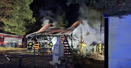 Pożar domku letniskowego w Lipiankach. W akcji