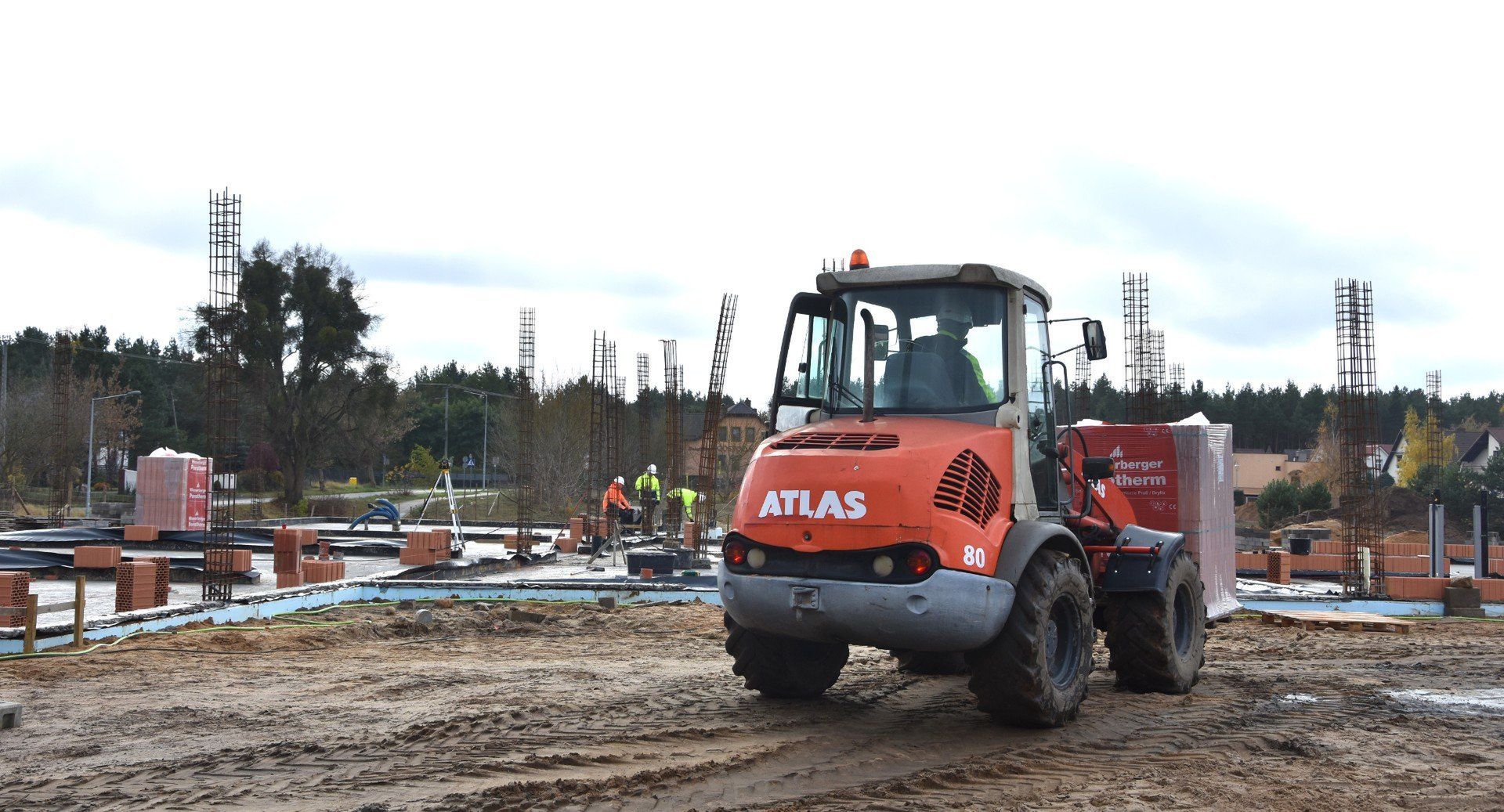 Pod koniec października na budowie przyszłego przedszkola m. in. kładziono fundamenty, pracował też ciężki sprzęt