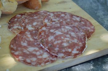 Wygląda jak salami, ale o wiele lepsza. Kiełbasa z Lyonu podbiła nasze serca na wakacjach