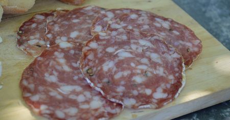 Wygląda jak salami, ale o wiele lepsza. Kiełbasa z Lyonu podbiła nasze serca na wakacjach