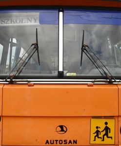 Dzieci chodzą lasem w śniegu do szkoły. Po świętach autobus nie wrócił