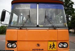 Dzieci chodzą lasem w śniegu do szkoły. Po świętach autobus nie wrócił