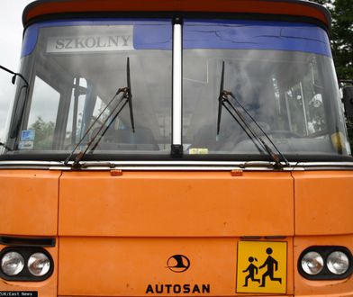 Dzieci chodzą lasem w śniegu do szkoły. Po świętach autobus nie wrócił