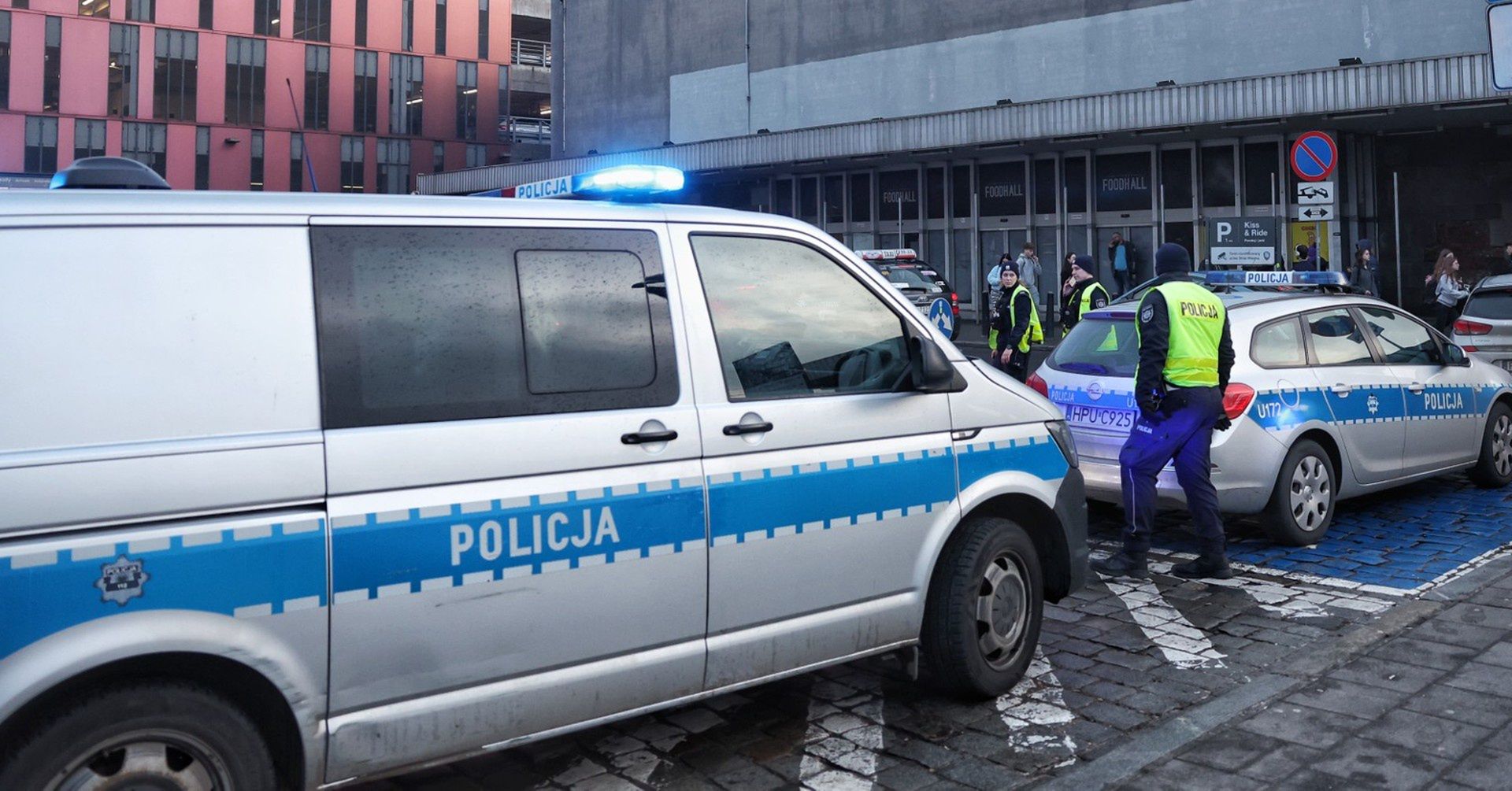 POLICJA POD DWORCEM POZNAN GLOWNY / ATAK NOZOWNIKA