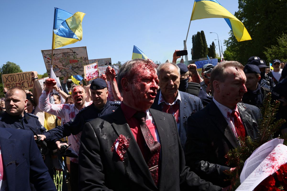 Warszawa, 09.05.2022. Ambasador Federacji Rosyjskiej w Polsce Siergiej Andiejew (C) oblany czerwoną farbą przez uczestników protestu podczas próby złożenia kwiatów przy Cmentarzu-Mauzoleum Żołnierzy Radzieckich w Warszawie, 9 bm. 9 maja Rosja obchodzi dzień zwycięstwa nad hitlerowskimi Niemcami. (amb) PAP/Leszek Szymański