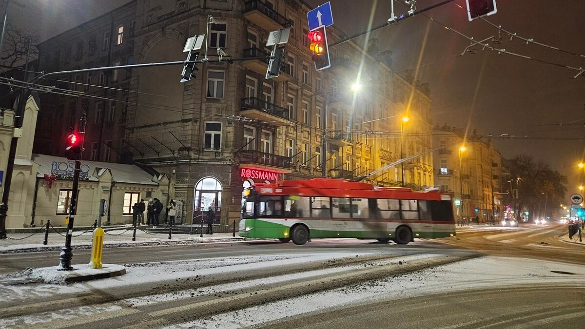Trolejbus skręcający na skrzyżowaniu, opady śniegu