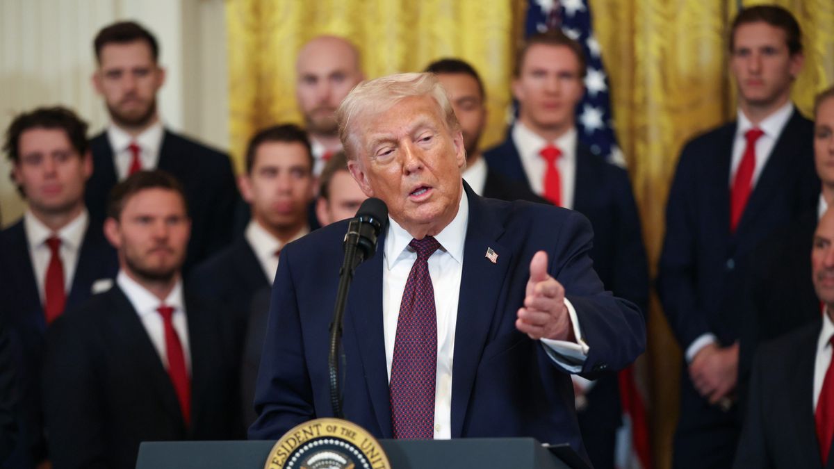US President Trump honors the 2025 Stanley Cup Champions the Florida Panthers
epa12652374 US President Donald Trump speaks during an event honoring the 2025 Stanley Cup Champions, The Florida Panthers, in the East Room of the White House, in Washington, DC, USA, 15 January 2026.  EPA/Samuel Corum / POOL 
Dostawca: PAP/EPA.
Samuel Corum / POOL
news, Government, Politics, United States, DC, Washington, Sports