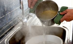 Wylewasz do zlewu? Musisz wiedzieć, czym to grozi