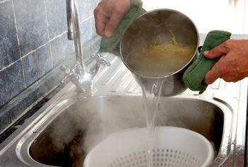 Wylewasz do zlewu? Musisz wiedzieć, czym to grozi