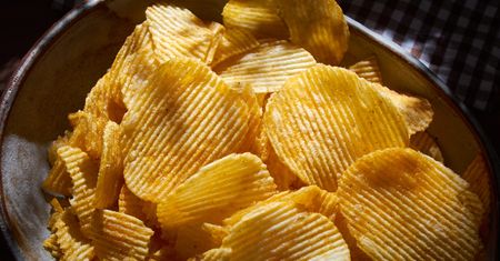 Podatek od chipsów, ciastek i lodów? Naukowcy przedstawili wyliczenia