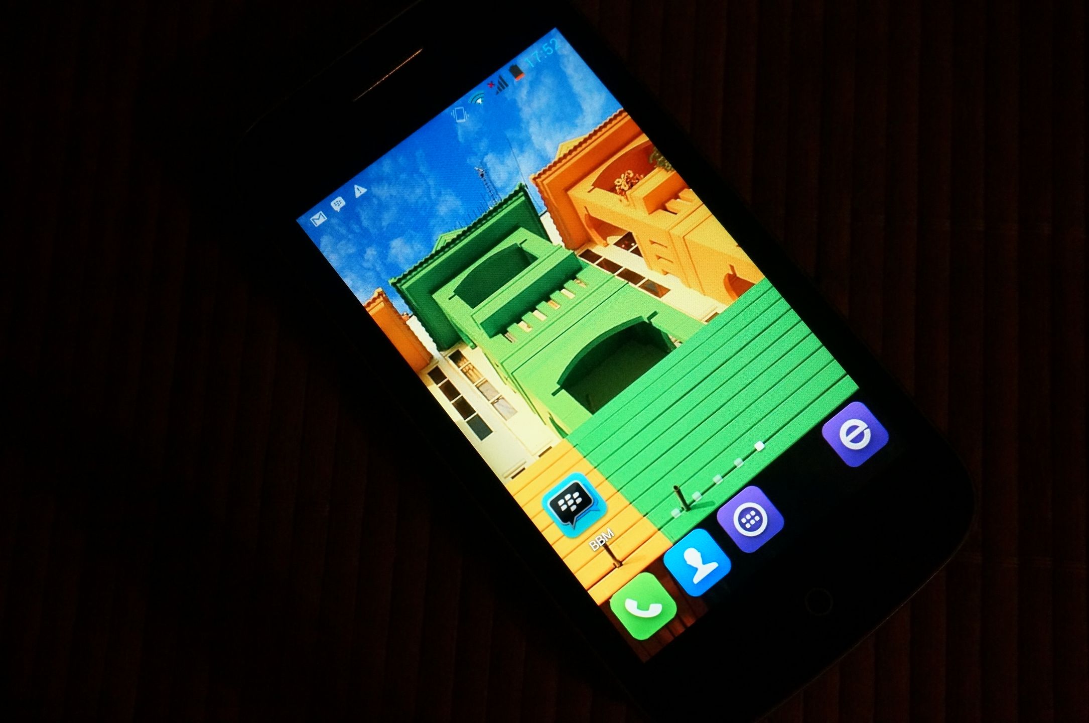 Smartfon za 250 zł z bardzo dobrym ekranem. Zagrasz na nim w GTA III 2