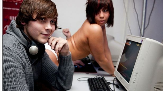 Miss Rosjanek grających zapalenie w gry wideo 1