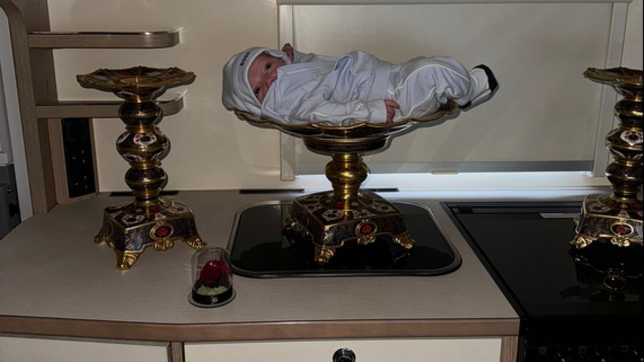 Sesja zdjęciowa dziecka na paterze. Internauci nie są w stanie pojąć, co kierowało mamą