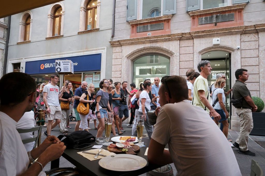 Włosi protestują przeciwko okazywaniu certyfikatu covidowego przy wejściu do restauracji