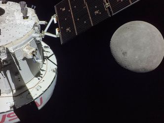 Powrót człowieka na Księżyc. Kapsuła Orion niesamowicie blisko Srebrnego Globu
