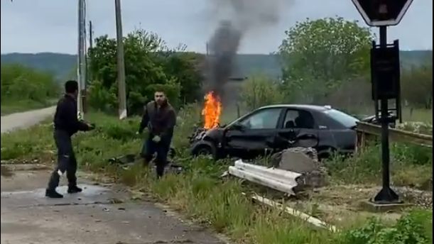 Kierowca z Bułgarii próbował dostać się do płonącego samochodu po zderzeniu z pociągiem