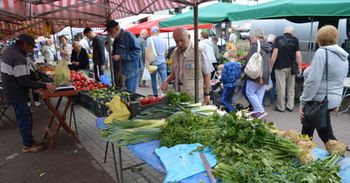 Piątkowy targ w Stalowej Woli. Królują czereśnie i morele, jest sezon na bób. Zobacz zdjęcia i ceny