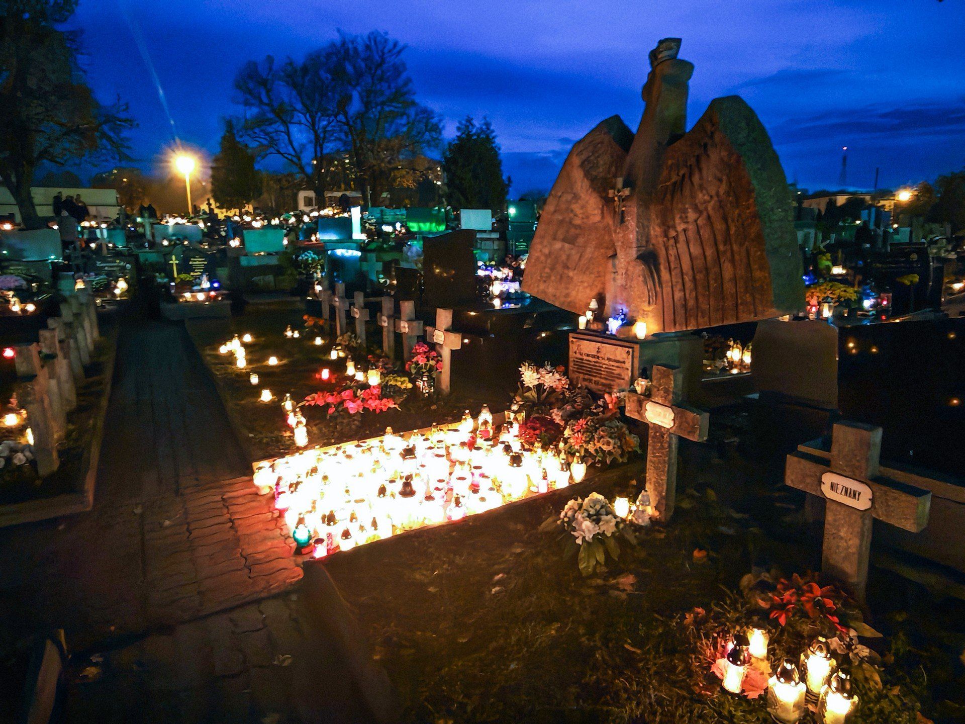 Cmentarz w Bydgoszczy po zmroku