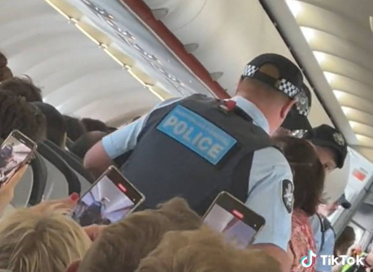 Policja interweniuje w sprawie pasażerki linii lotniczych Jetstar, która zakłóca porządek w samolocie