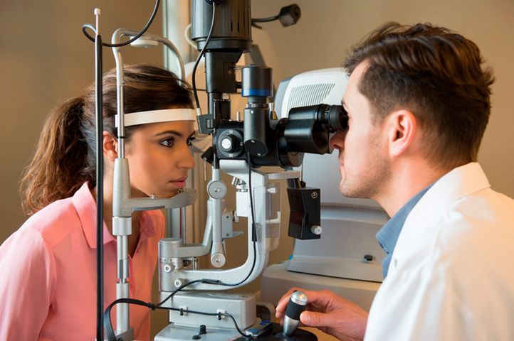 Okulista to lekarz, specjalizujący się w chorobach związanych z narządem wzroku.
