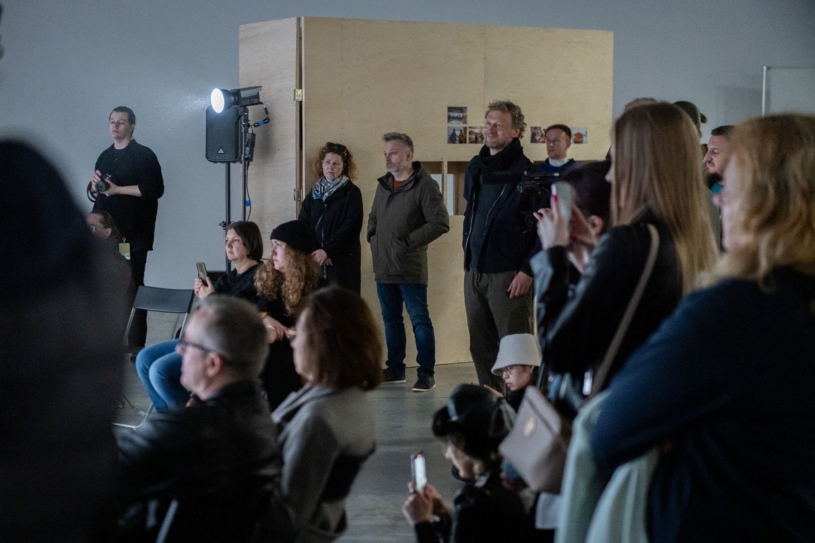 Performans &#34;Przez&#34; miał się odbyć na Rynku Kościuszki, jednak został przeniesiony do Galerii Arsenał elektrownia. Benas Šarka zaprezentował performans inspirowany dramatem „Król Lear” Williama Szekspira. 