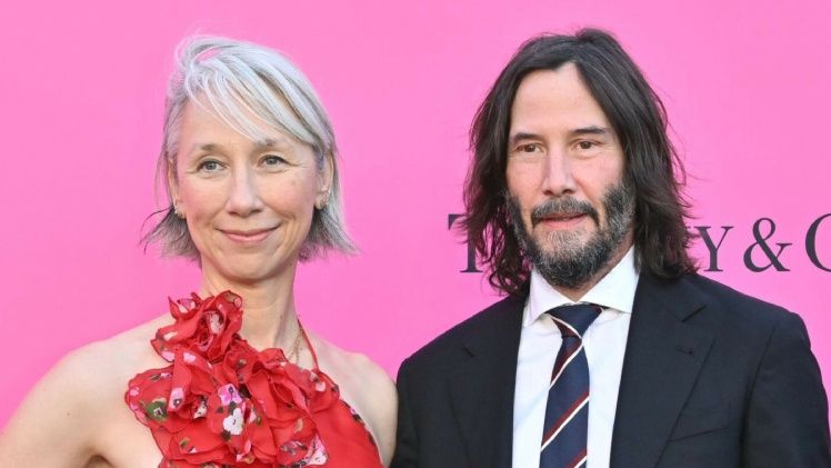 Zakochany Keanu Reeves namiętnie całuje Alexandrę Grant podczas gali.