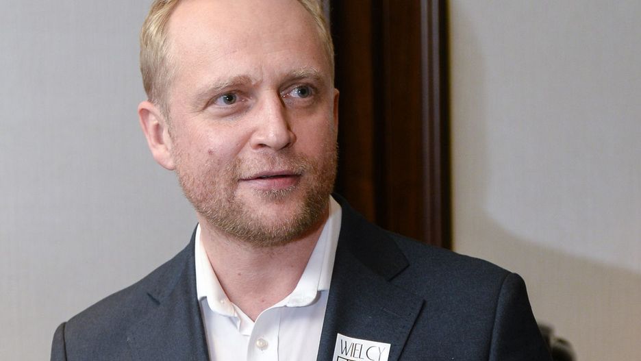 Piotr Adamczyk wystąpił w serialu z  Sissy Spacek i J.K. Simmonsem