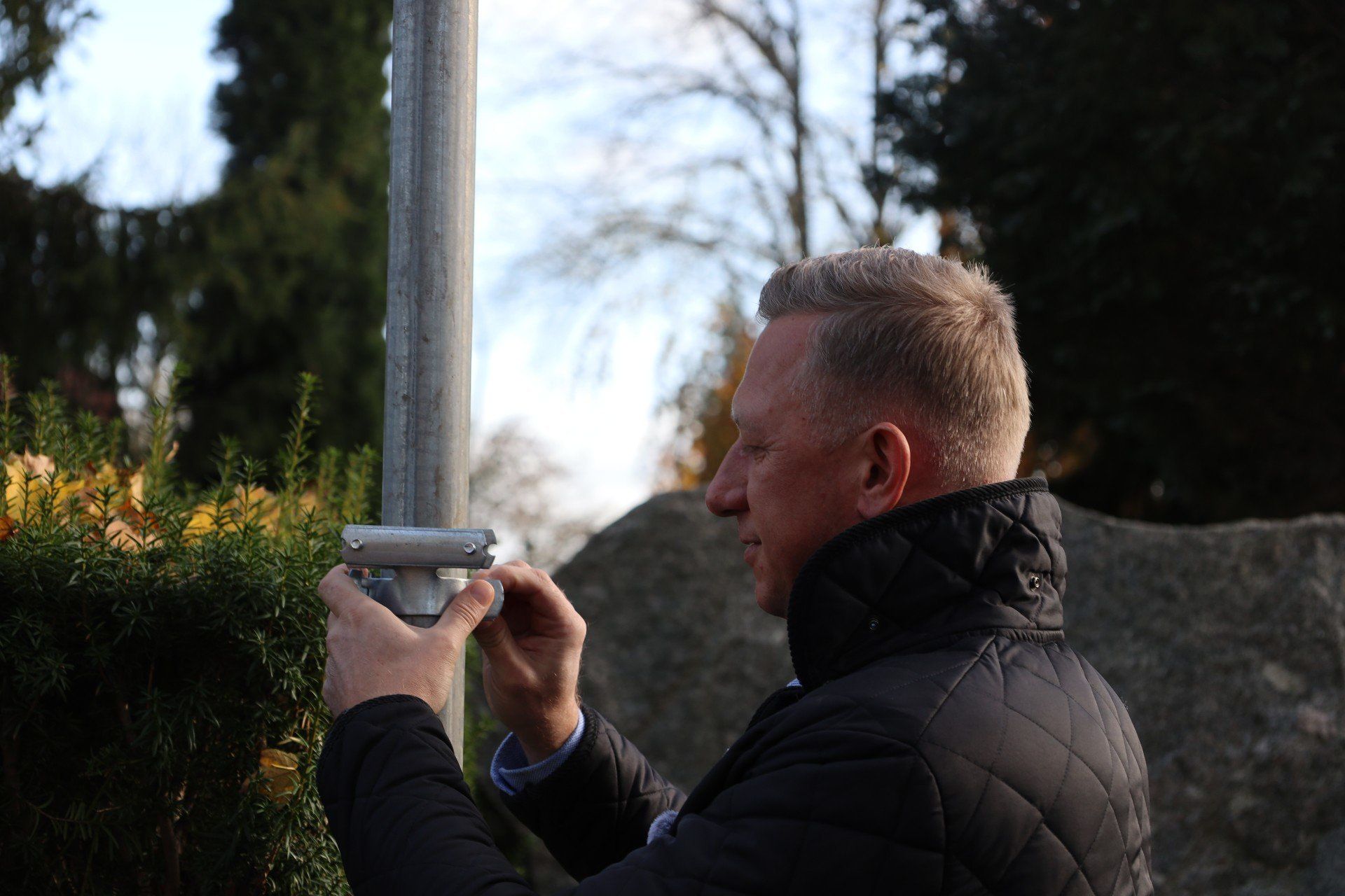 Montaż tablicy informacyjnej, wyjaśniającej szczegóły katastrofy lotniczej w Wilczych Laskach w 1944 roku