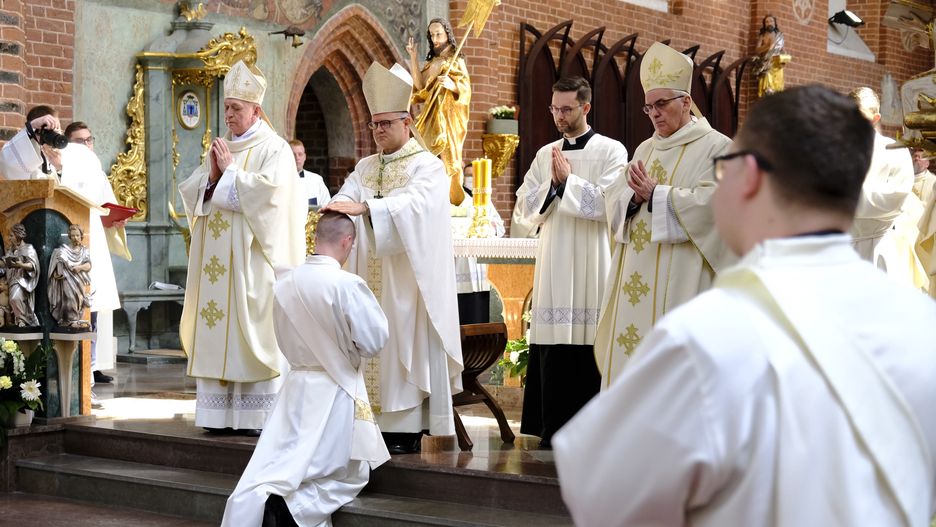 Najnowszy sondaż wskazuje jednoznacznie - Polacy chcą opodatkować Kościoły
