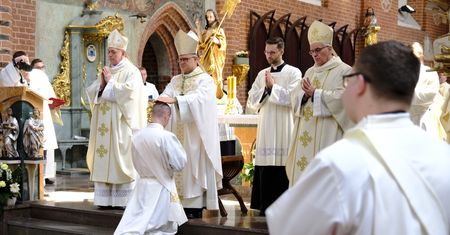 Najnowszy sondaż. Polacy domagają się opodatkowania księży i Kościoła