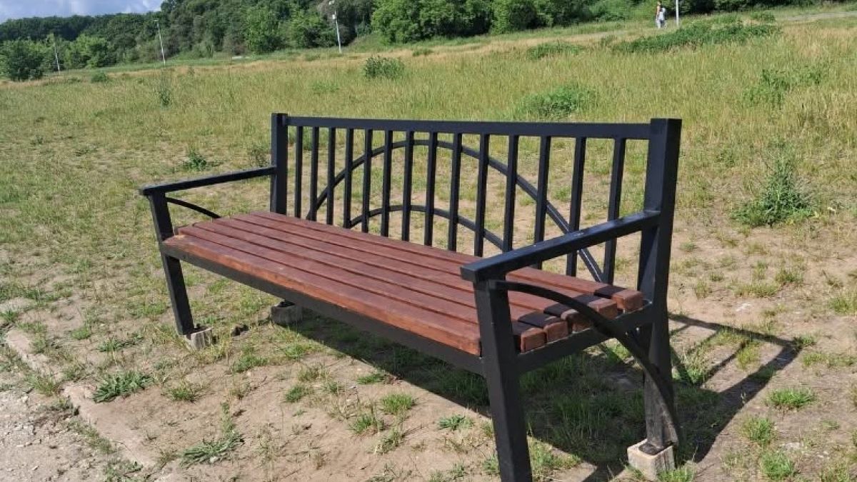 Wandale na poznańskim skwerze. Przenieśli ławkę w nowe miejsce