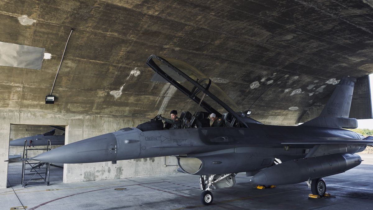 Members of the Republic of China, Taiwan, Air Force, inspecting their F-16 Jet before taking off for a mission. 

Chiayi, Taiwan.

December 1st, 2022

(Photo by An Rong Xu/For The Washington Post via Getty Images)