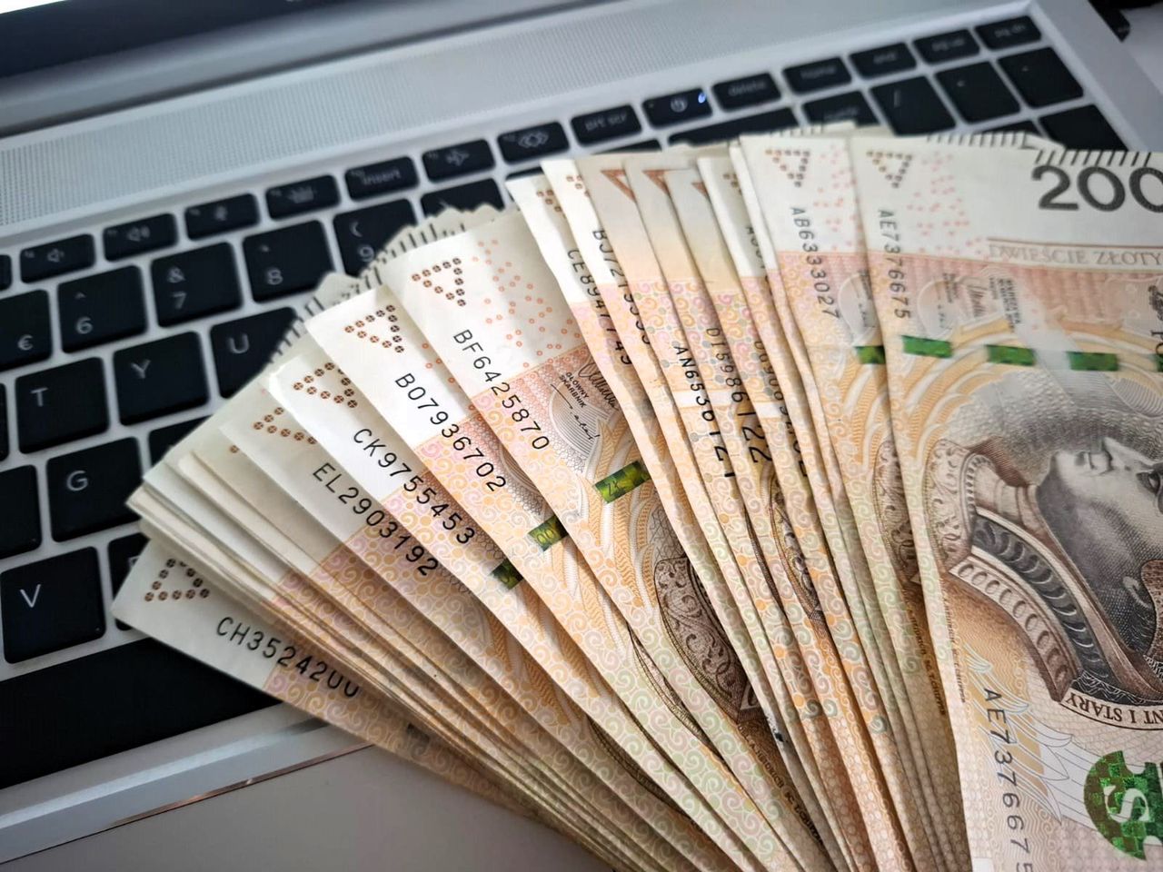 Nie lokaty, akcje, obligacje. Tak oszczędzają miliony Polaków