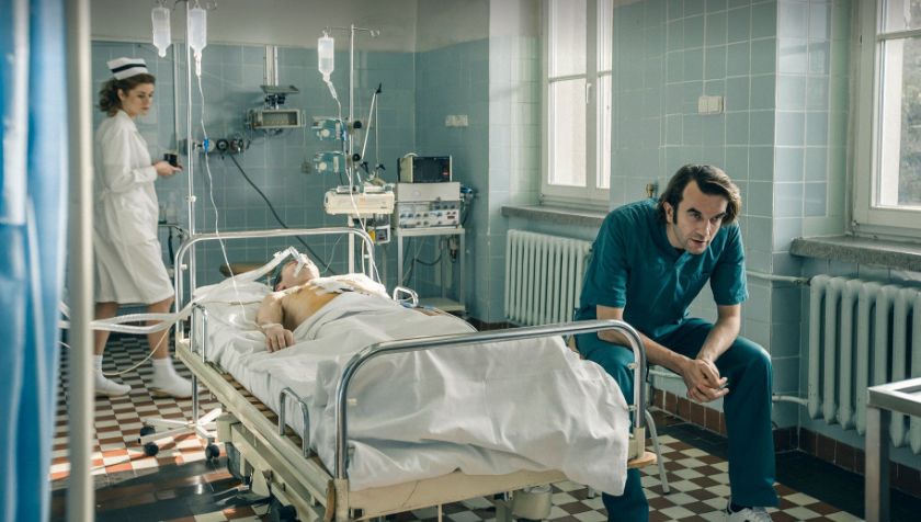 Kadr z filmu "Bogowie" z Tomaszem Kotem w roli głównej