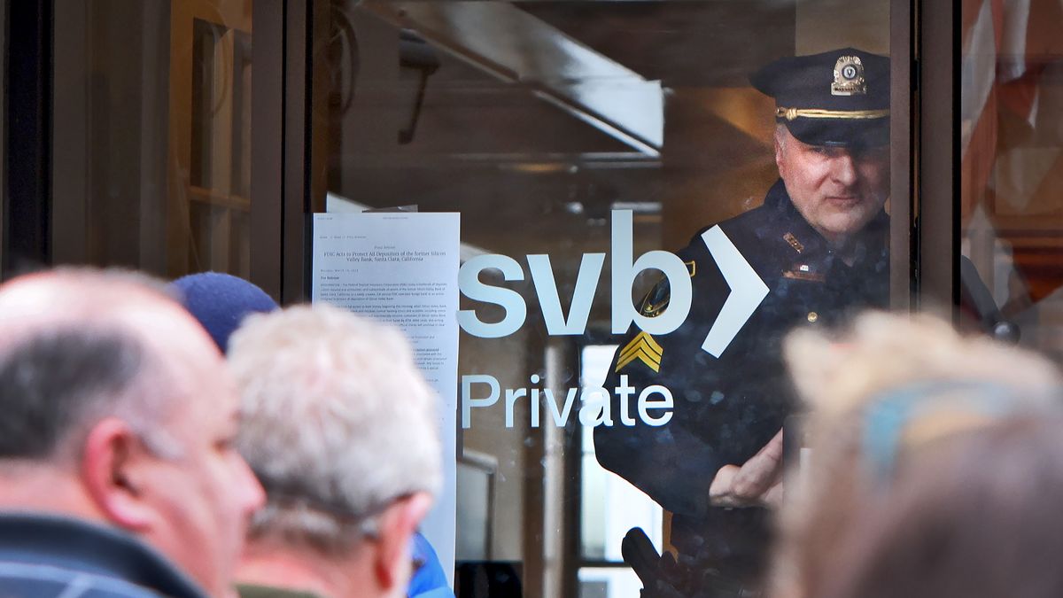 Customers line up at SVB on Monday,March 13, 2023 in Wellesley, MA. (Photo by Nancy Lane/MediaNews Group/Boston Herald via
Getty Images)