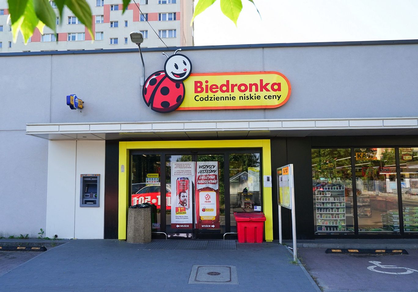 Logo Biedronki i sposób malowania sklepów współcześnie