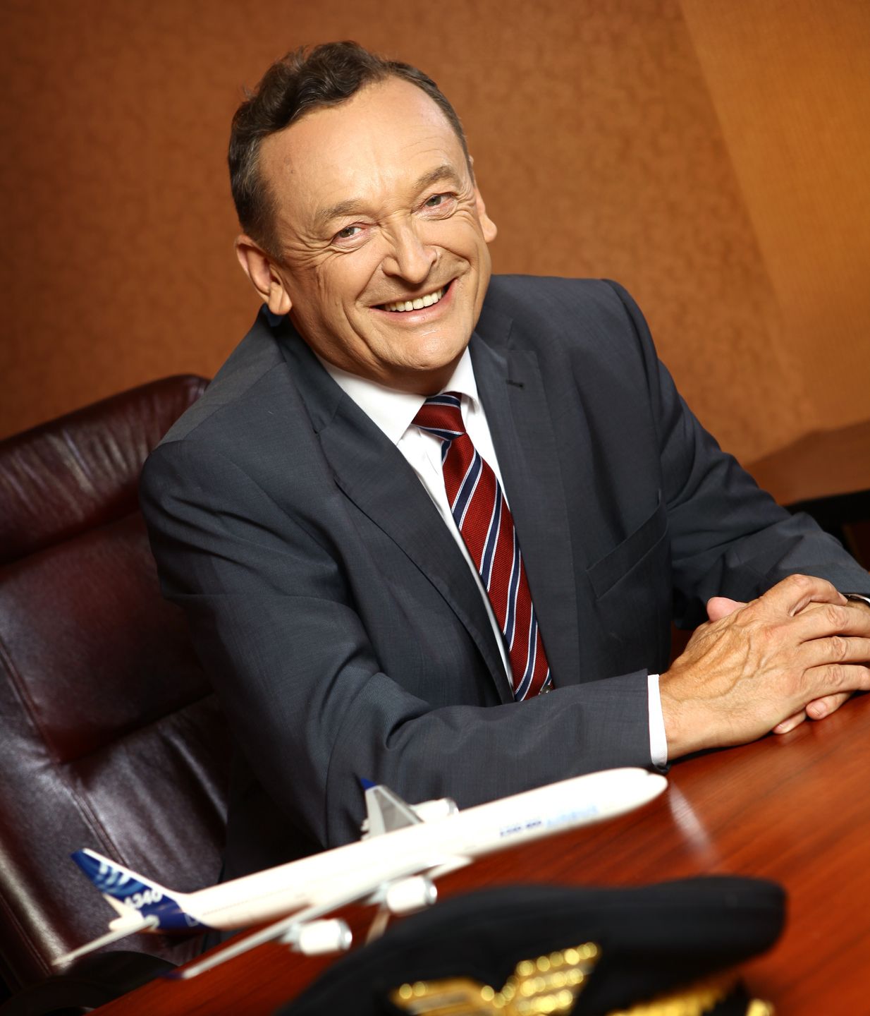 Prof. Józef Zając zdobył środki na rozbudowę lokalnego lotniska i założył tam szkołę pilotów